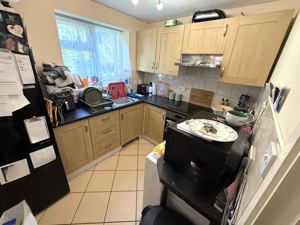 Property photo 3 of 7 Fitted Kitchen