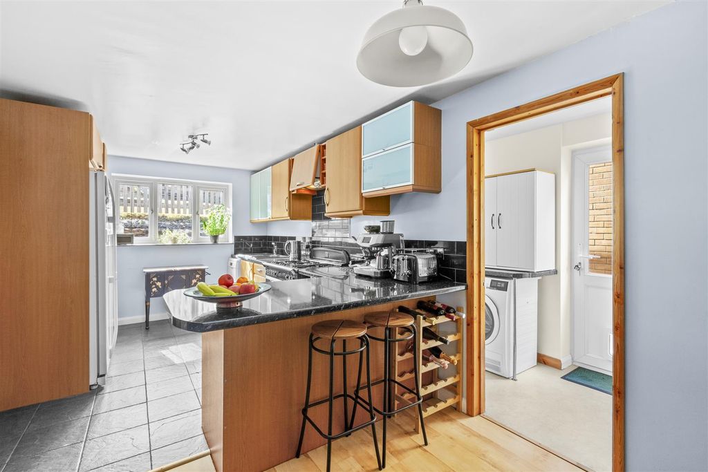 Property photo 3 of 16 3 Dean Close, Hp12 3Ns-10.Jpg