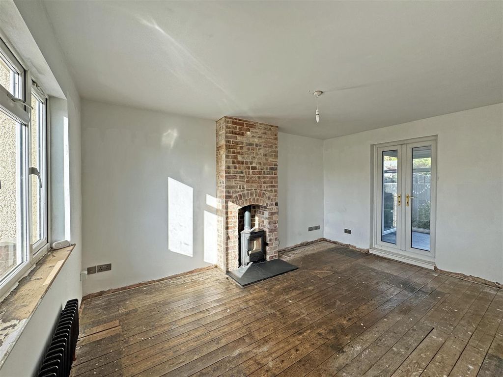 Property photo 2 of 8 Lounge