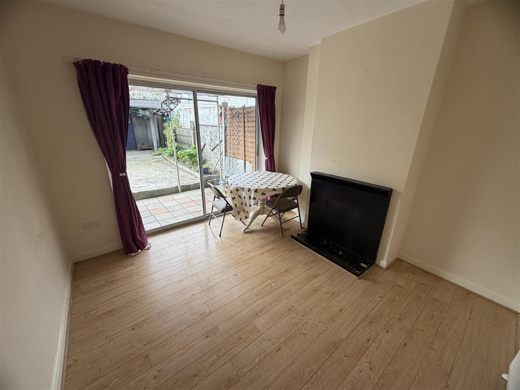 Property photo 3 of 16 Lounge 2