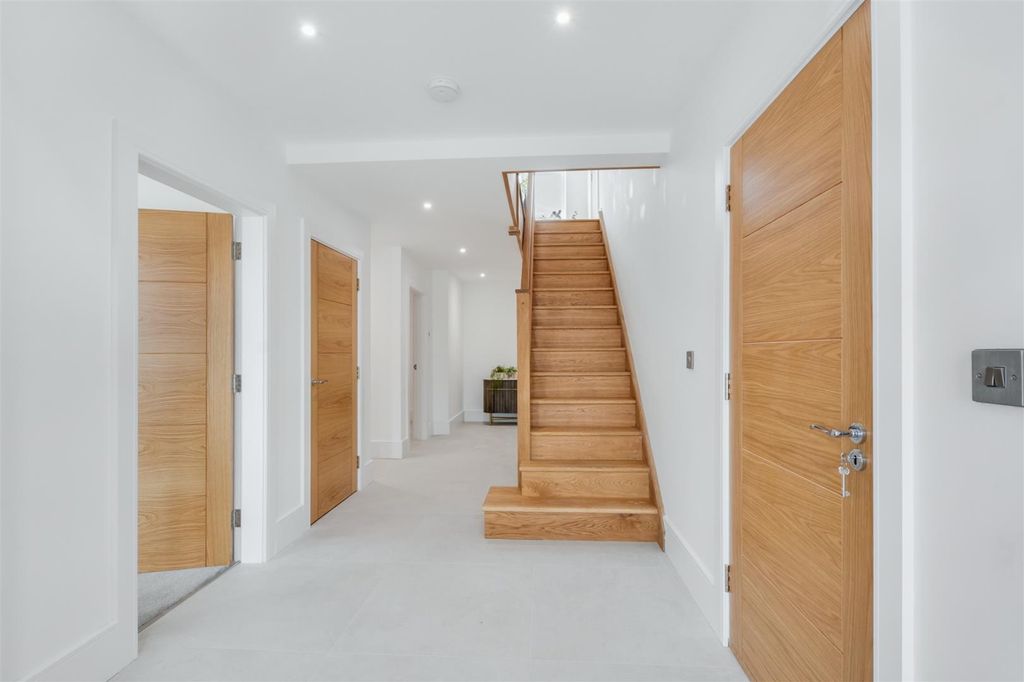 Property photo 2 of 42 Hallway.Jpeg