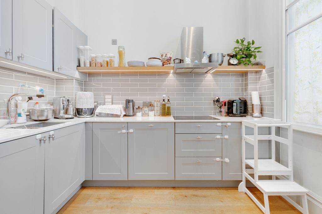 Property photo 2 of 17 2-Norton-Lees-Man...