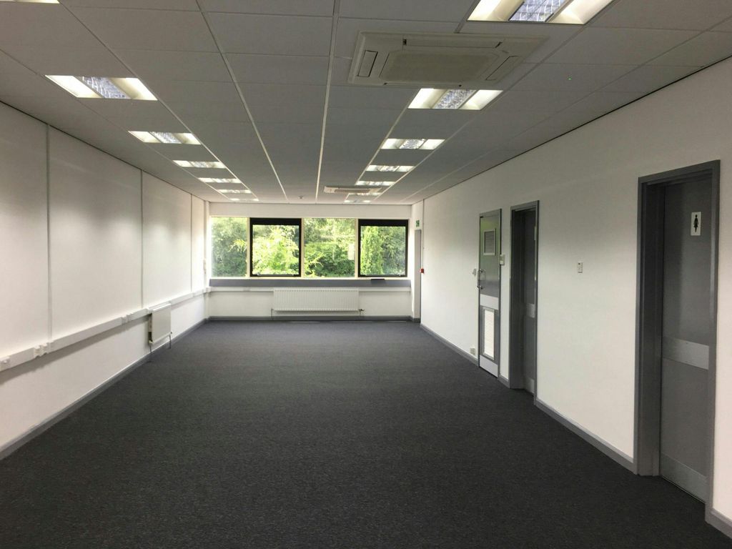 Property photo 2 of 4 8 Millfield, Croxley Park, Watford - 3.Jpg