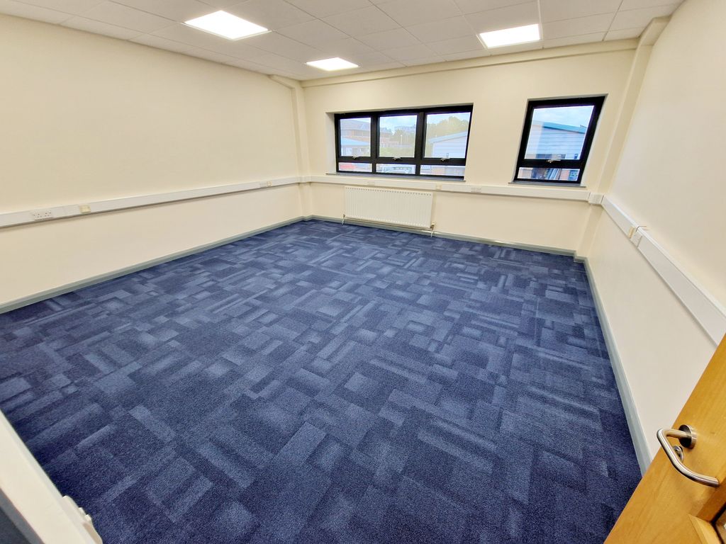 Property photo 2 of 10 Unit 90 To Let