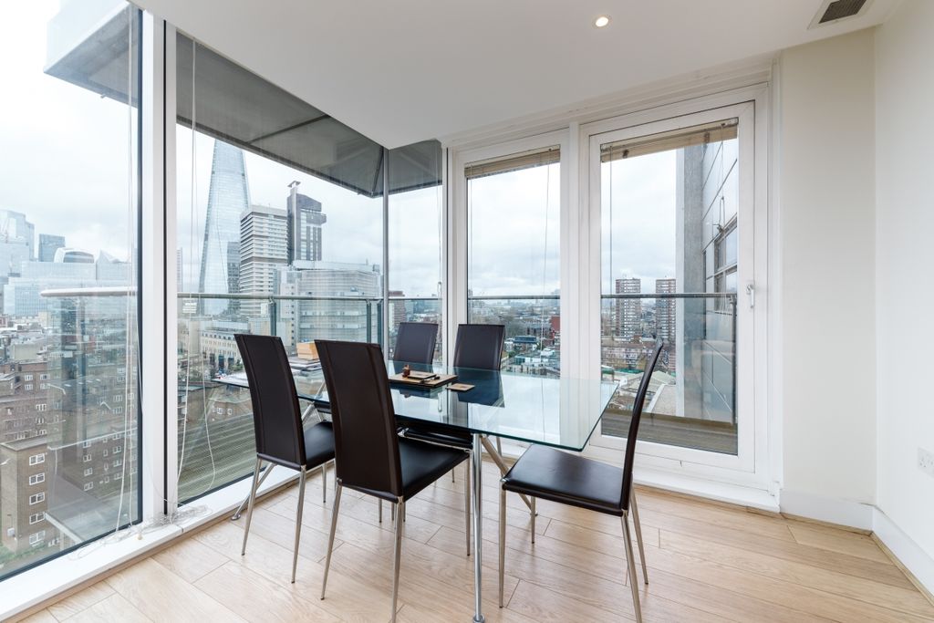 Property photo 2 of 16 Empire Square Wes...