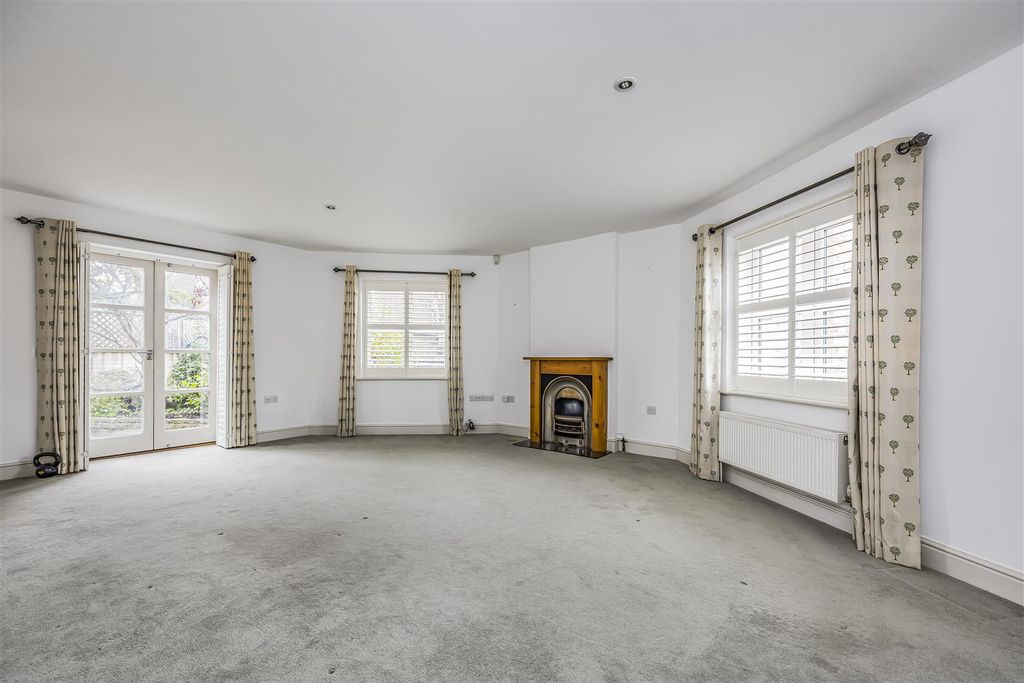 Property photo 3 of 21 1 Rosemary's Courtyard, Lamberts Lane, Midhurst-Po