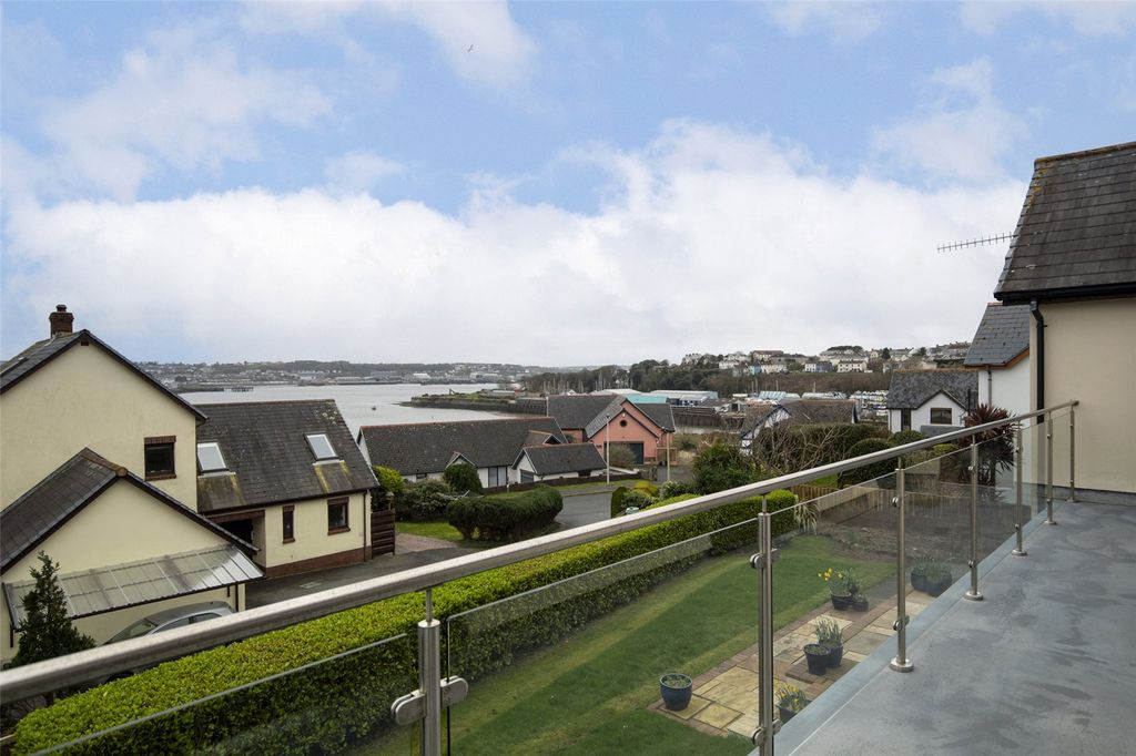 Property photo 3 of 27 Balcony