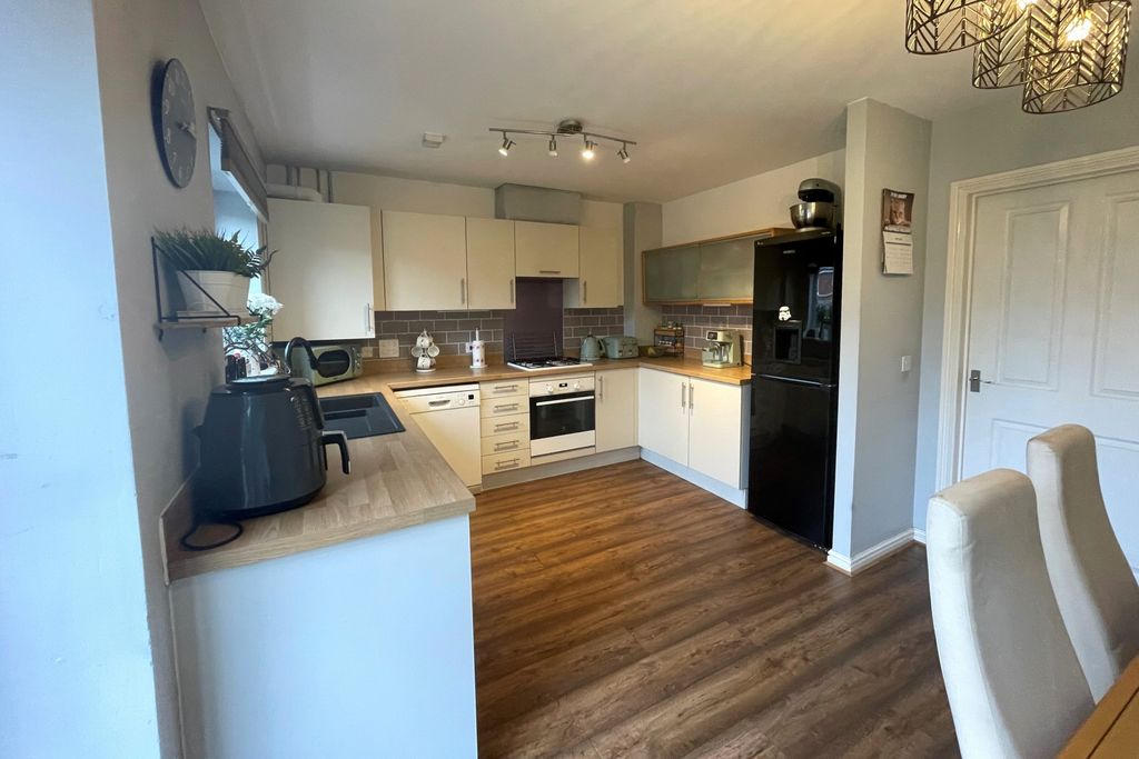 Property photo 3 of 11 Photo 2