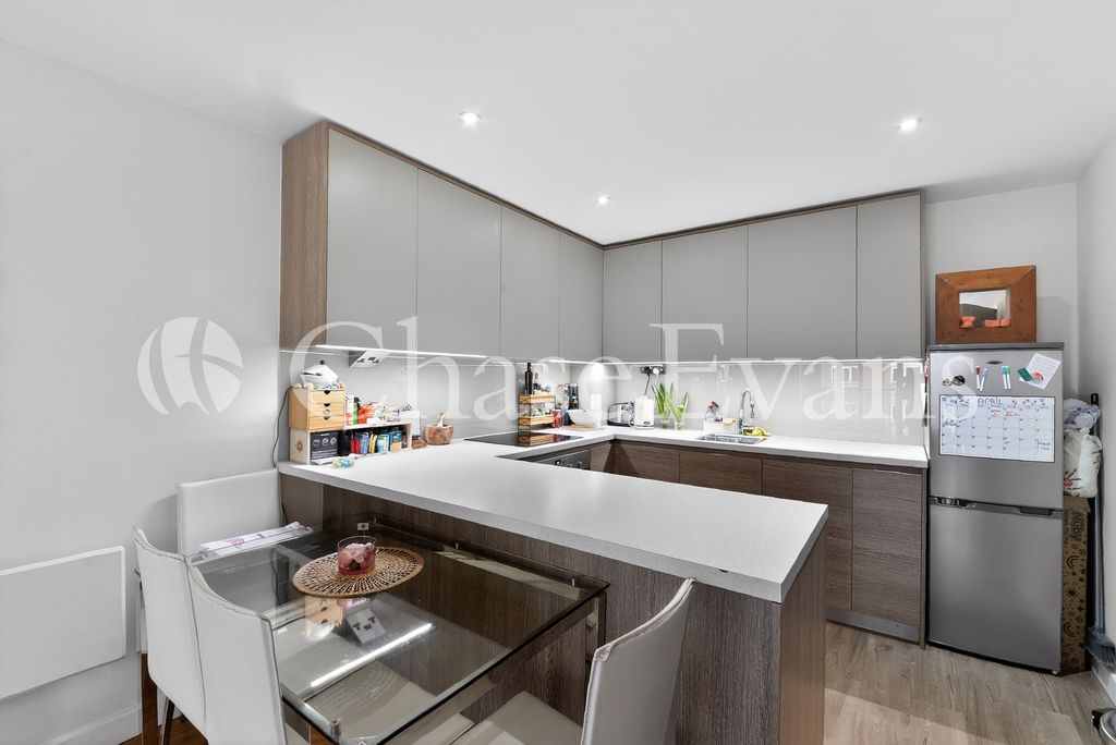 Property photo 3 of 10 Kitchen