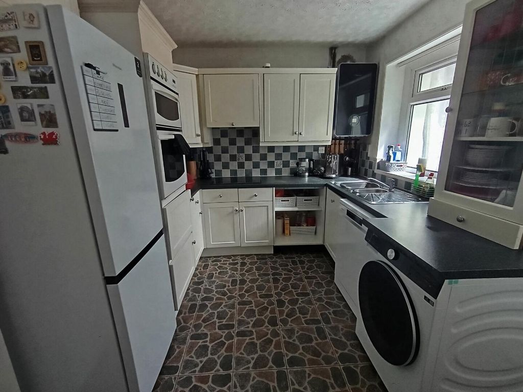 Property photo 3 of 11 Kitchen