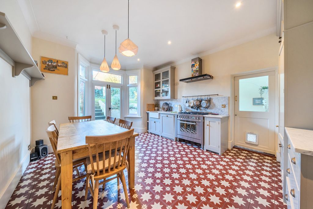 Property photo 3 of 18 Kitchen