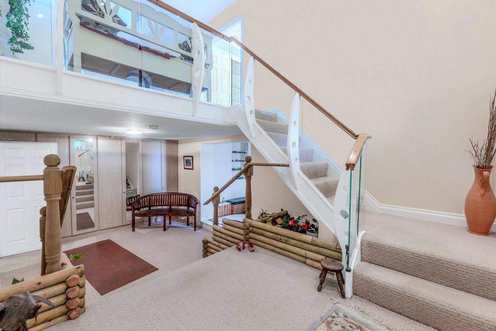 Property photo 2 of 31 Entrance Hall