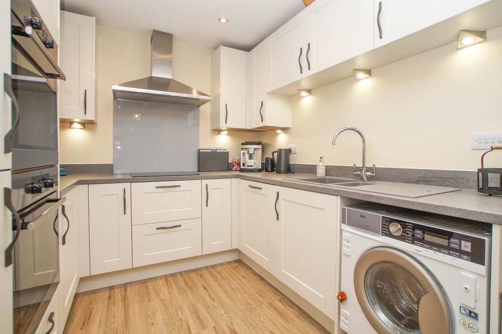 Property photo 3 of 25 Dining Kitchen