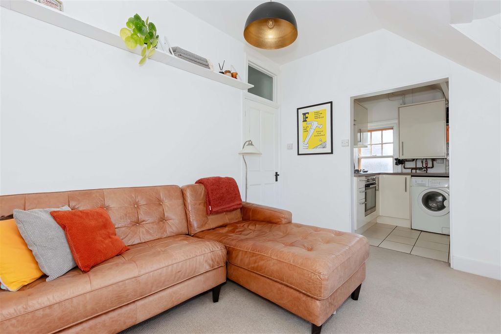 Property photo 3 of 8 Wykeham Rd_6.Jpg