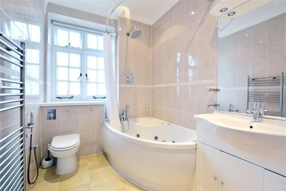 Property photo 2 of 10 Bathroom