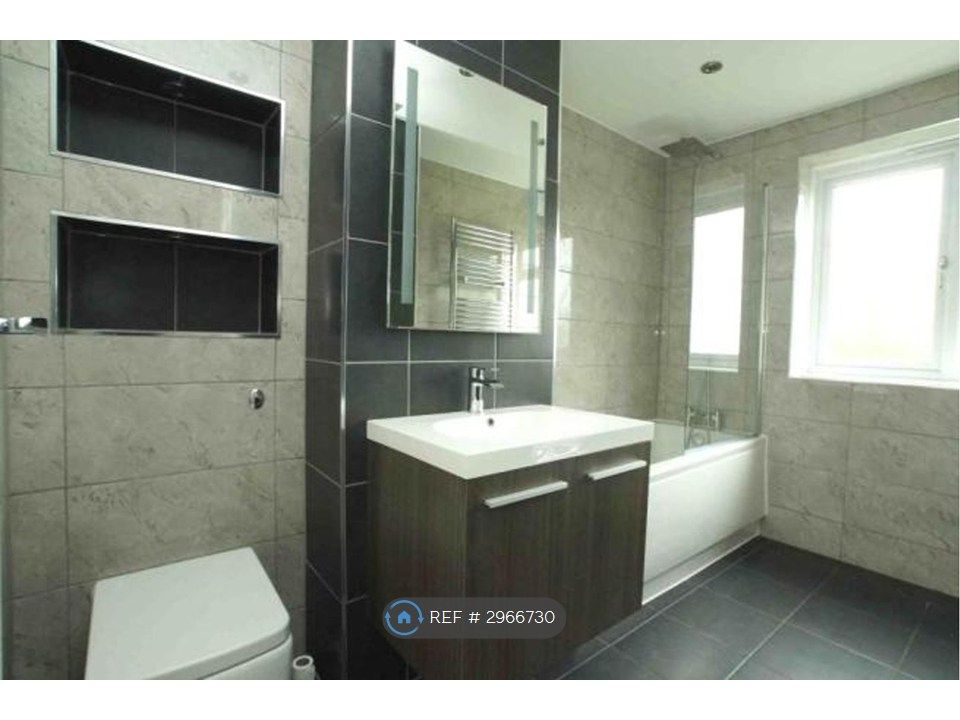 Property photo 1 of 10 Bathroom
