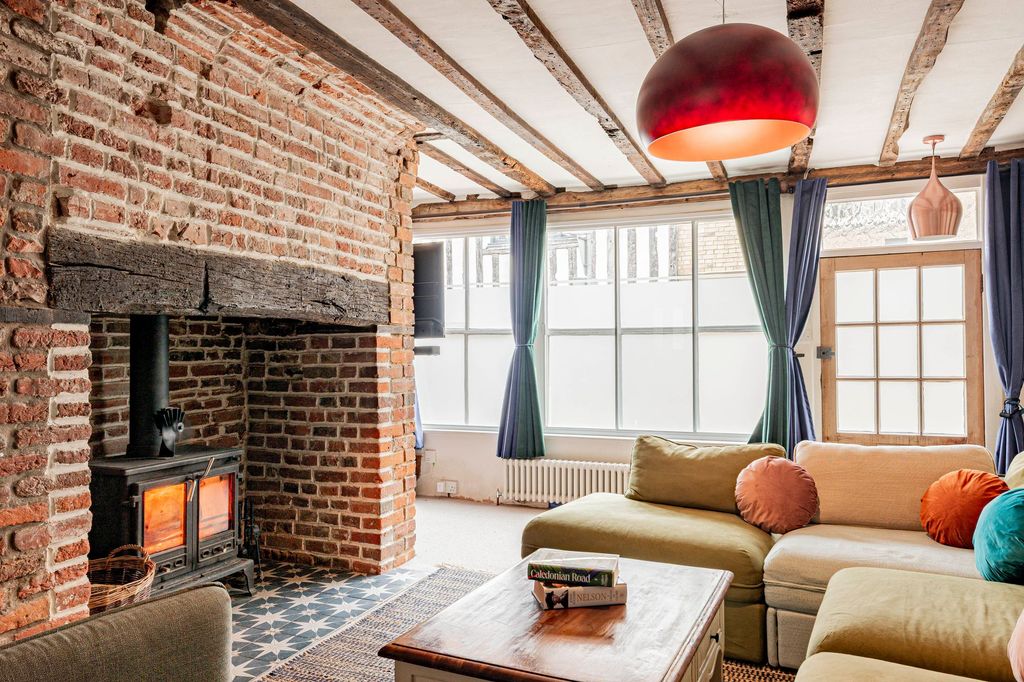 Property photo 2 of 29 Living Room (4)