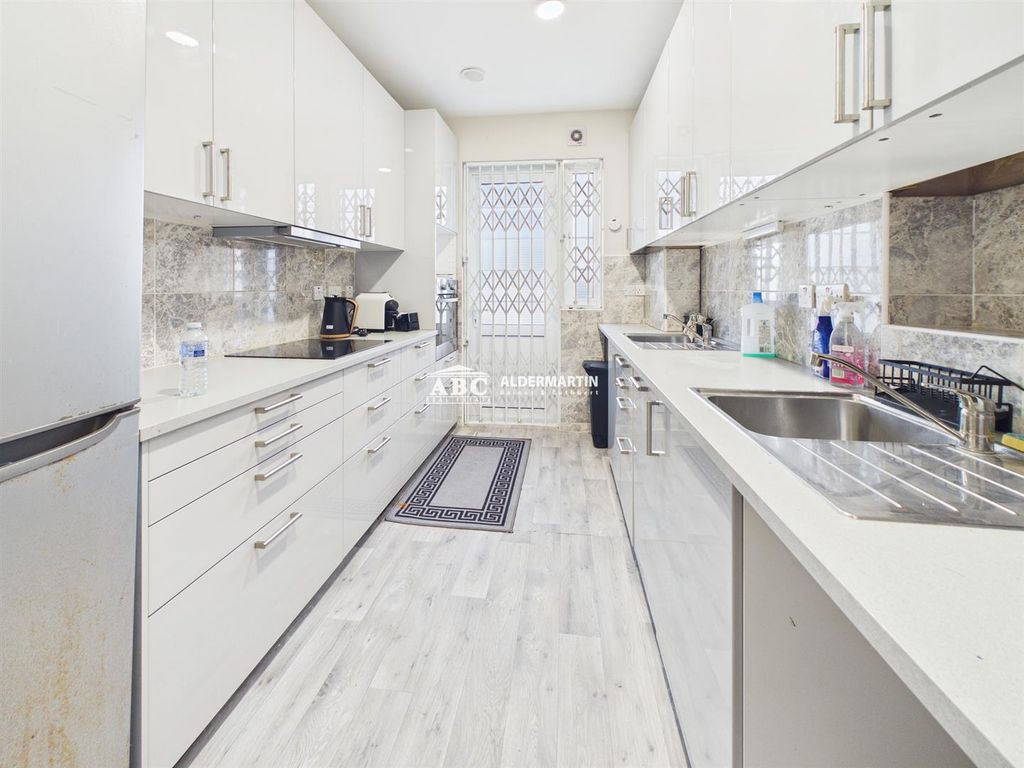 Property photo 3 of 8 Cam03827G0-Pr0136-Still007.Jpg