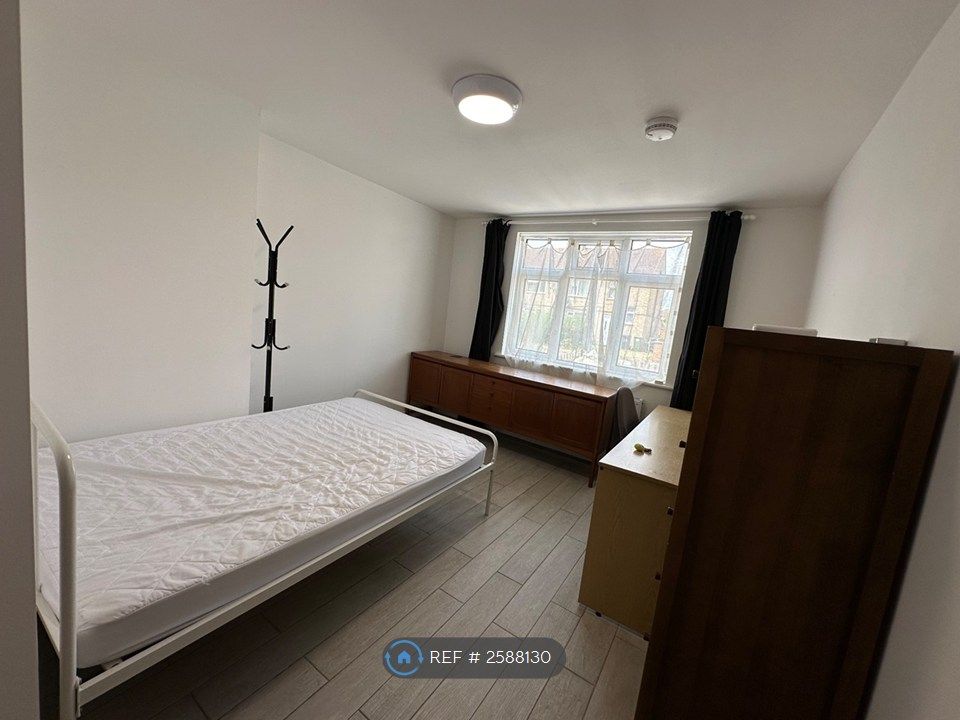 Property photo 1 of 9 Large Double En-Suite Room £819