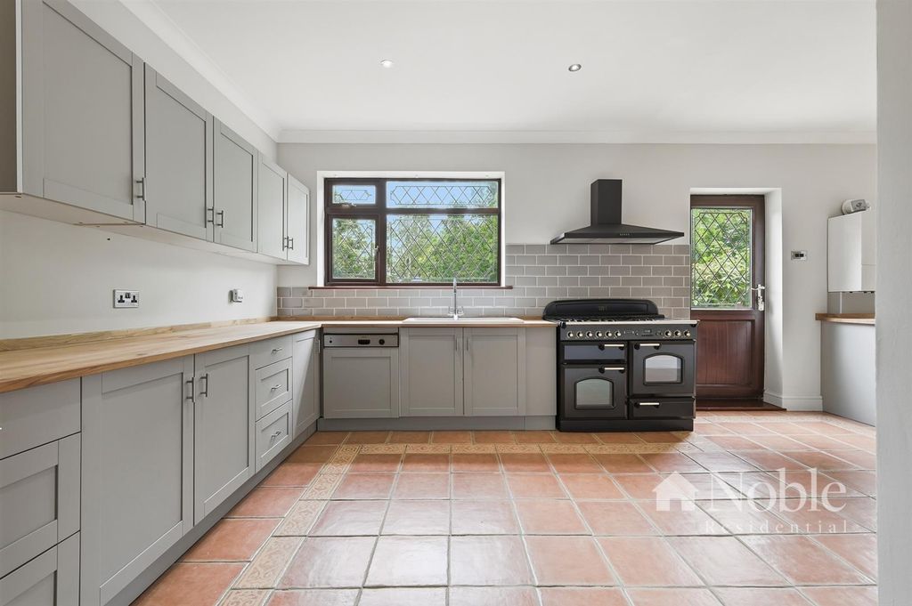 Property photo 3 of 40 Kitchen/Diner