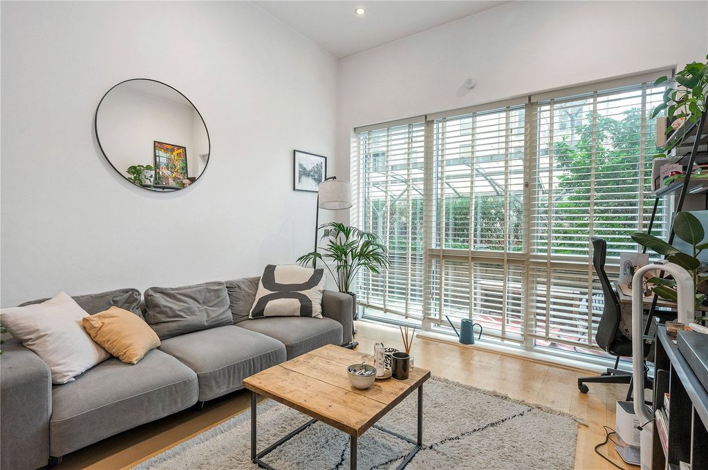 Property photo 3 of 11 Reception/Kitchen