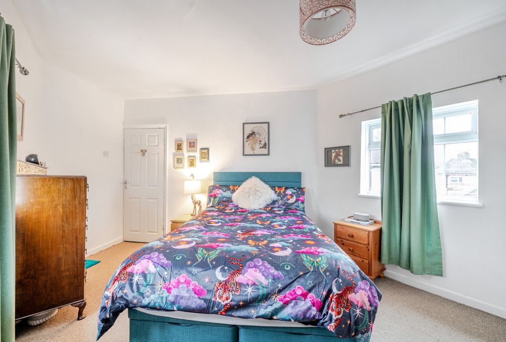 Property photo 3 of 16 1361189-7-68Efb98...