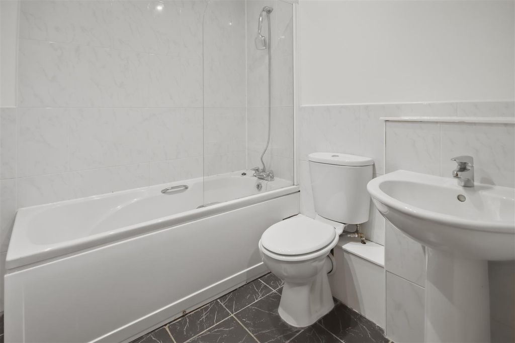 Property photo 3 of 10 Bathroom