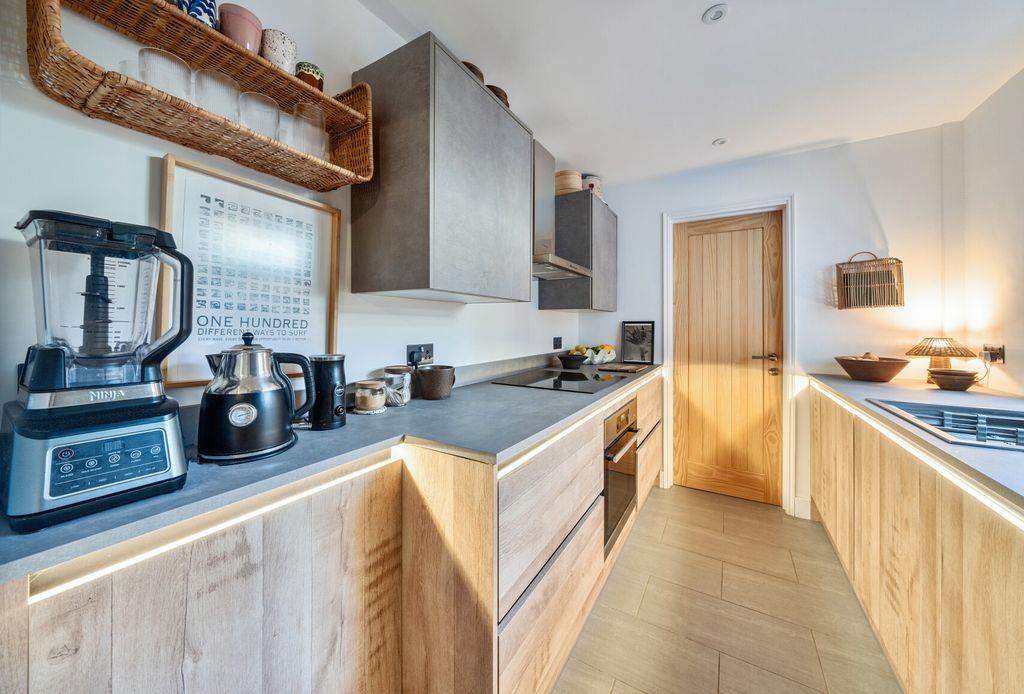 Property photo 2 of 18 1400288-2-6967689...