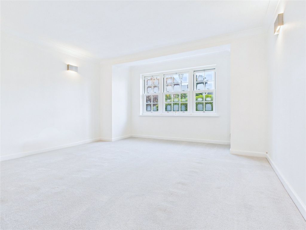 Property photo 2 of 11 Living Room