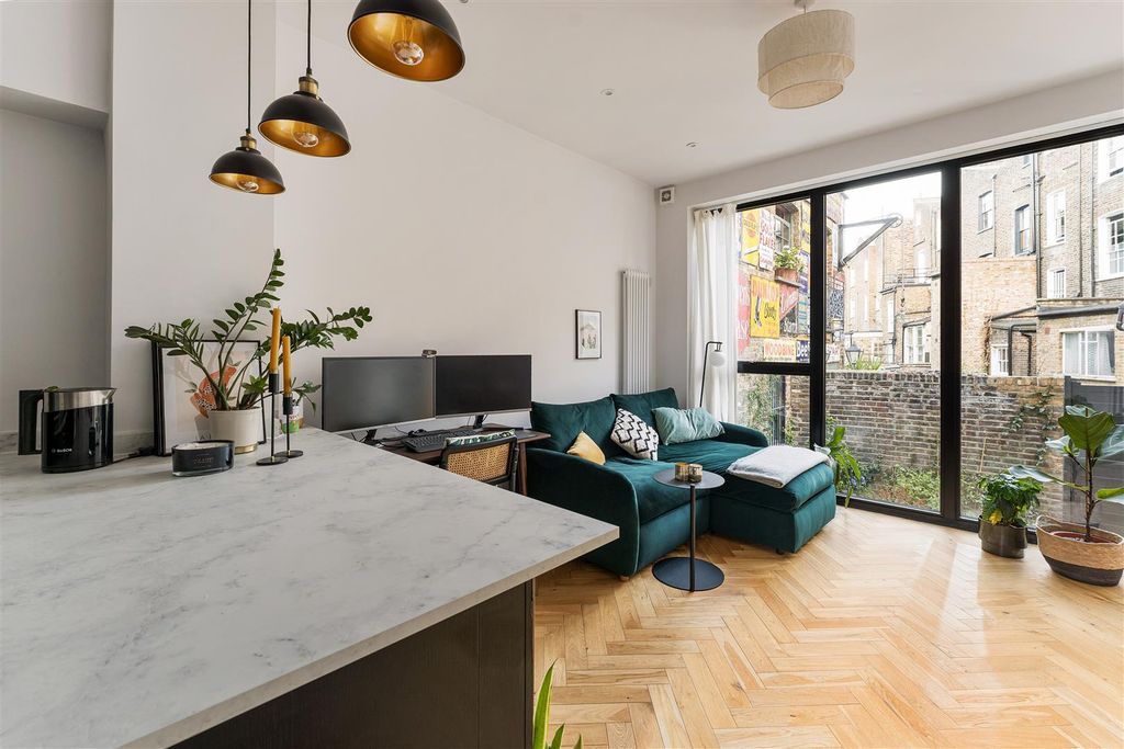 Property photo 3 of 25 Essex Road, N1