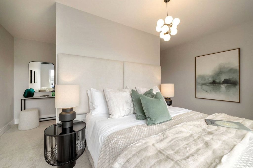 Property photo 1 of 21 Principal Bedroom