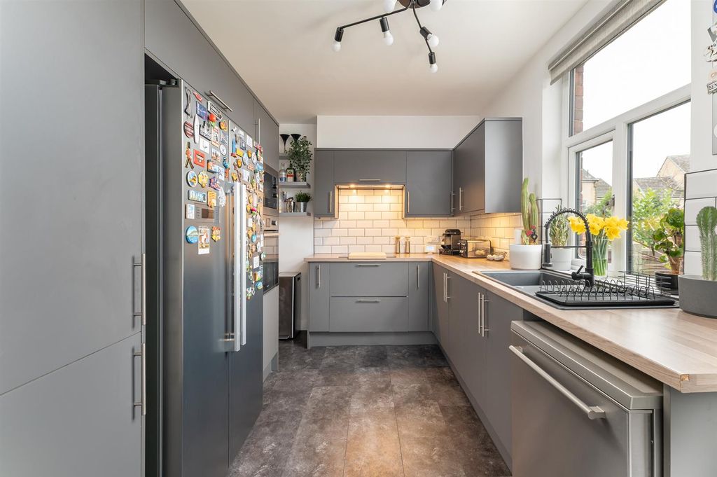 Property photo 3 of 20 Kitchen