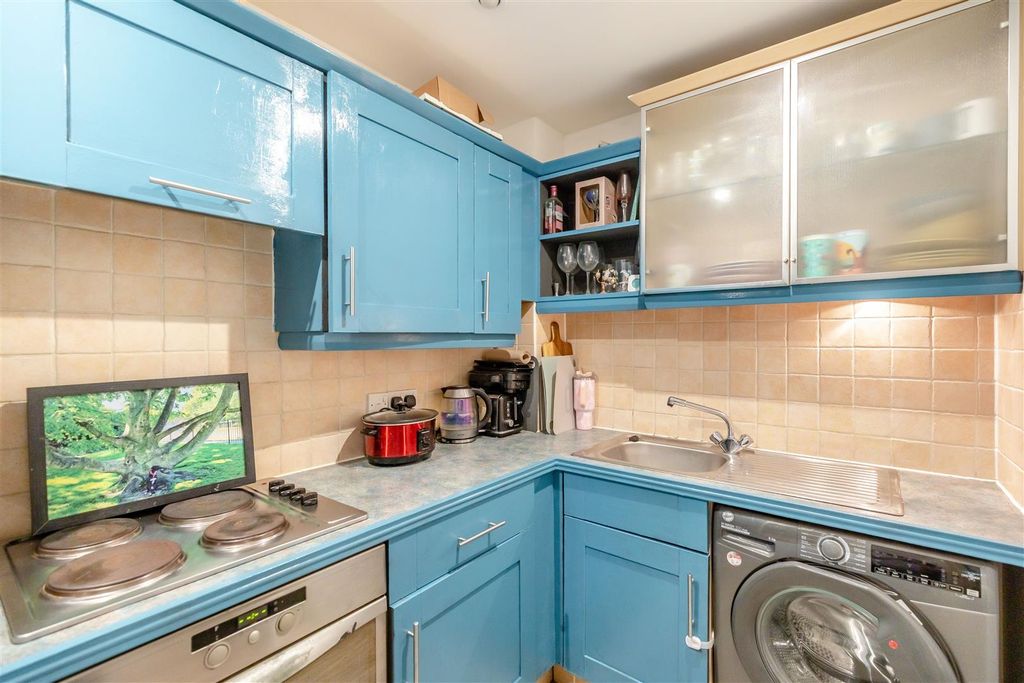 Property photo 3 of 12 8696247-Interior07.Jpg