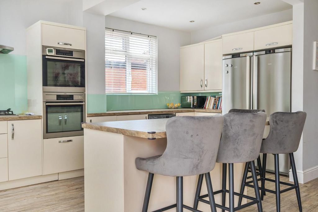 Property photo 2 of 18 1468664-20-6A183F01ce79A.Jpg
