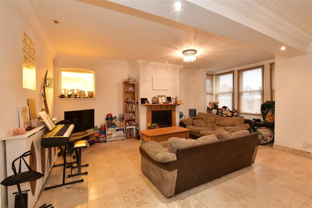 Property photo 3 of 12 Lounge