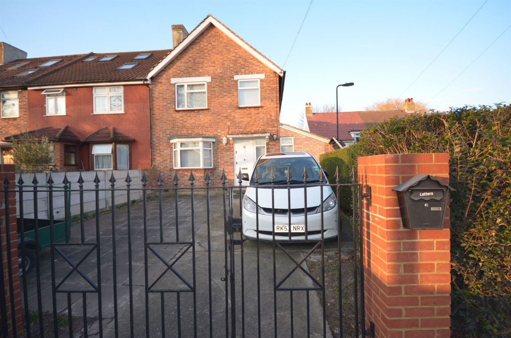 Property photo 1 of 11 Muirfield, East Acton, London, W3