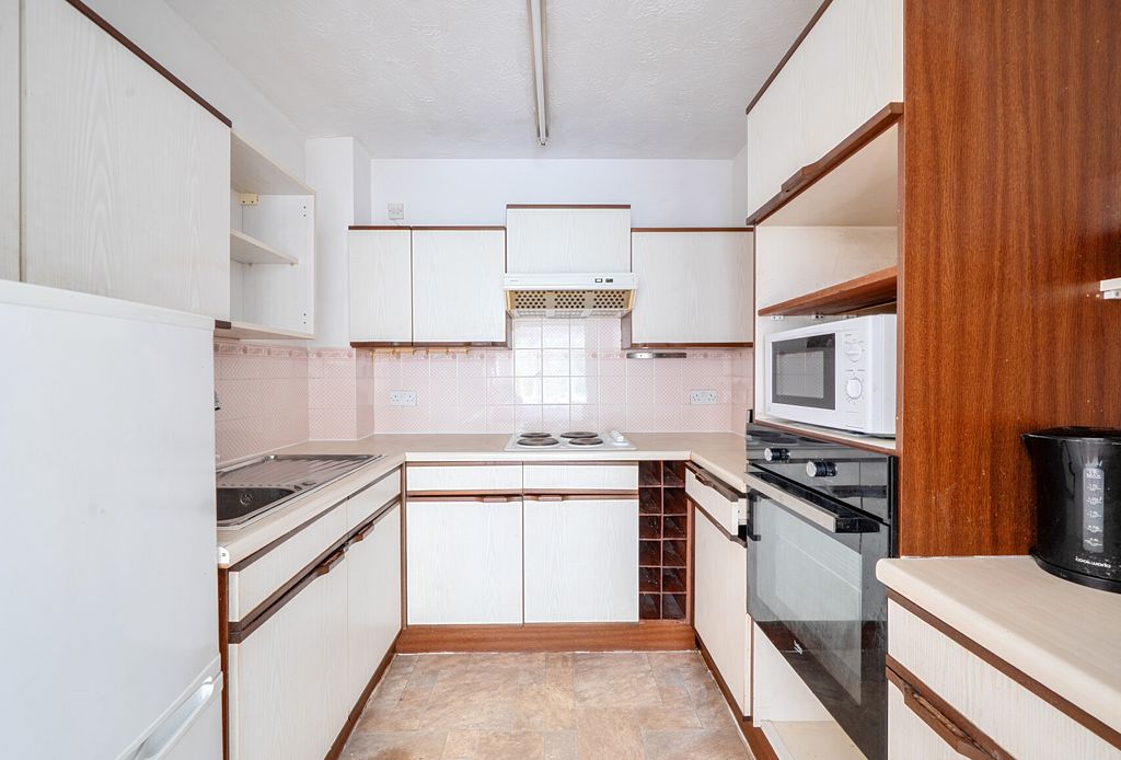 Property photo 3 of 8 Kitchen