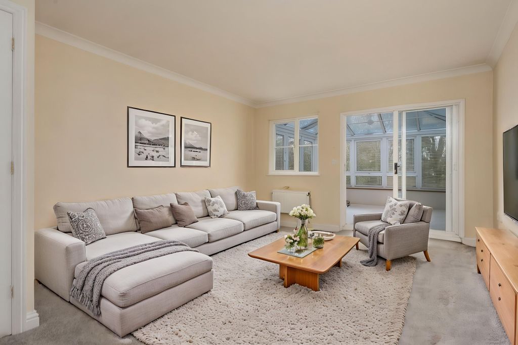 Property photo 3 of 13 Sitting Room / Dining Room