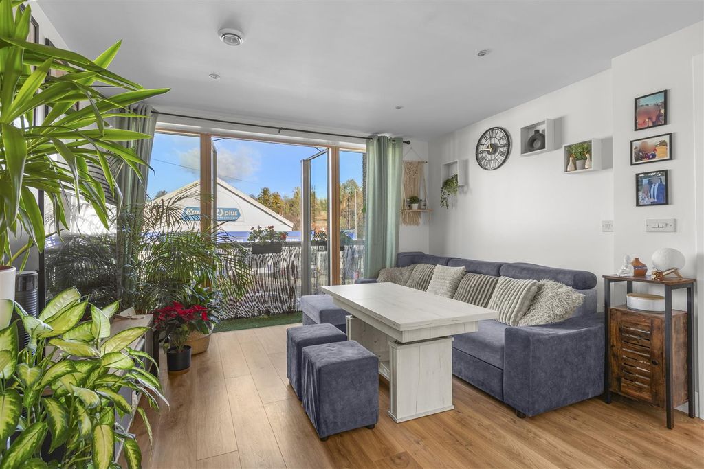 Property photo 3 of 10 Sitting Area