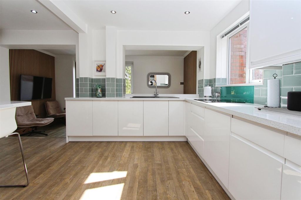 Property photo 2 of 35 Kitchen / Breakfast Room