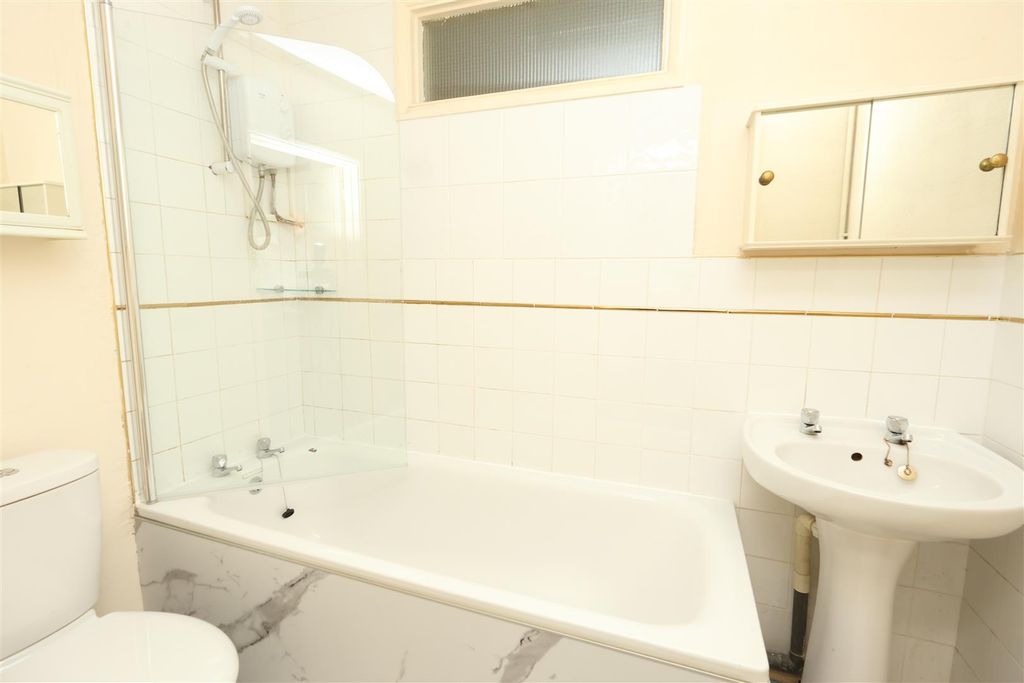 Property photo 3 of 9 Bathroom