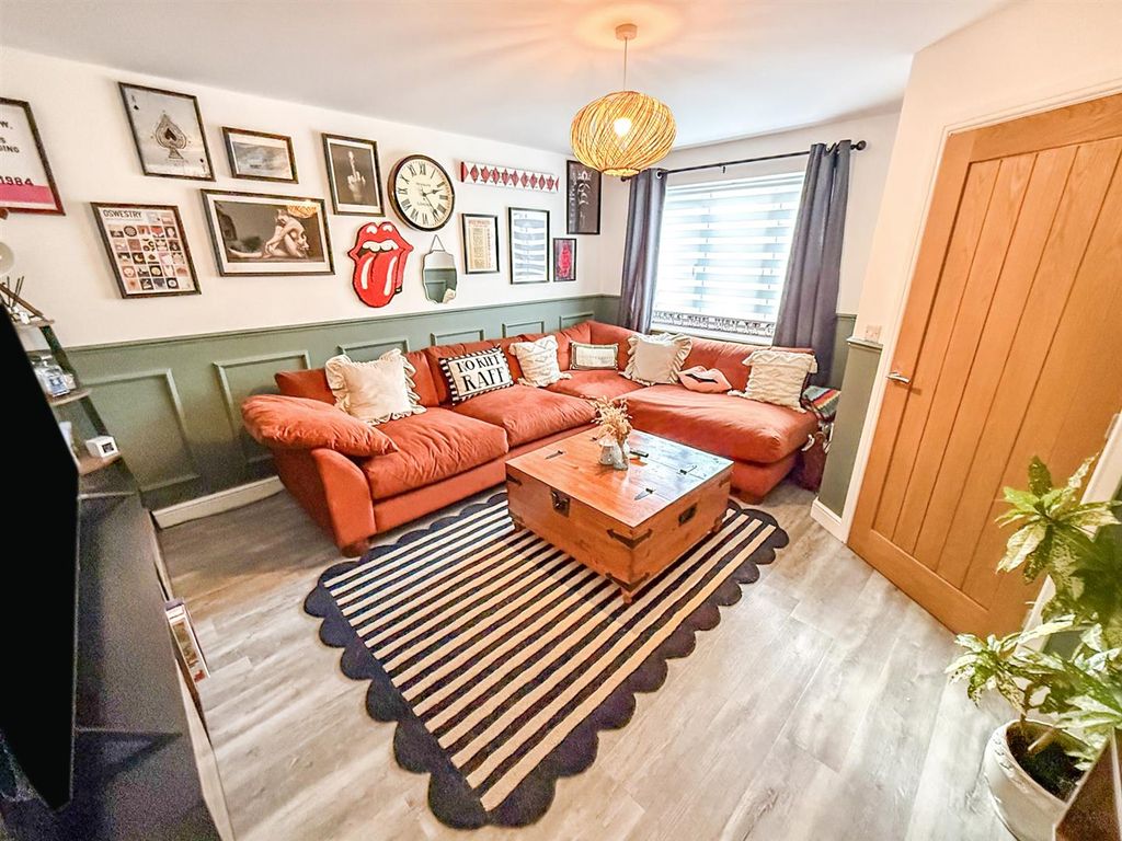 Property photo 2 of 14 Lounge