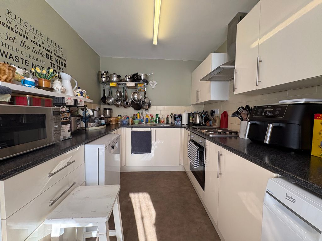 Property photo 3 of 10 Kitchen