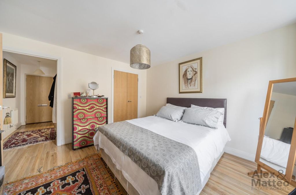 Property photo 3 of 14 Rotherhithe Street