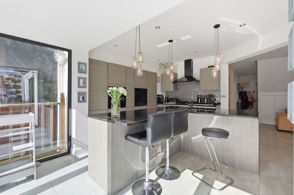 Property photo 3 of 30