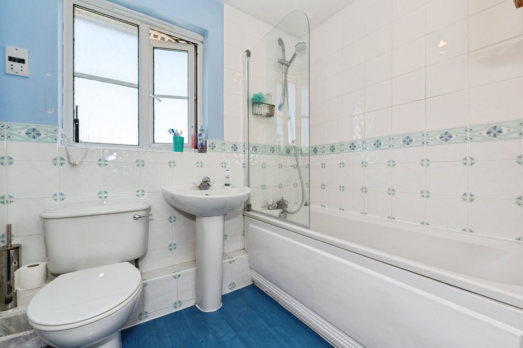 Property photo 3 of 20 Bathroom