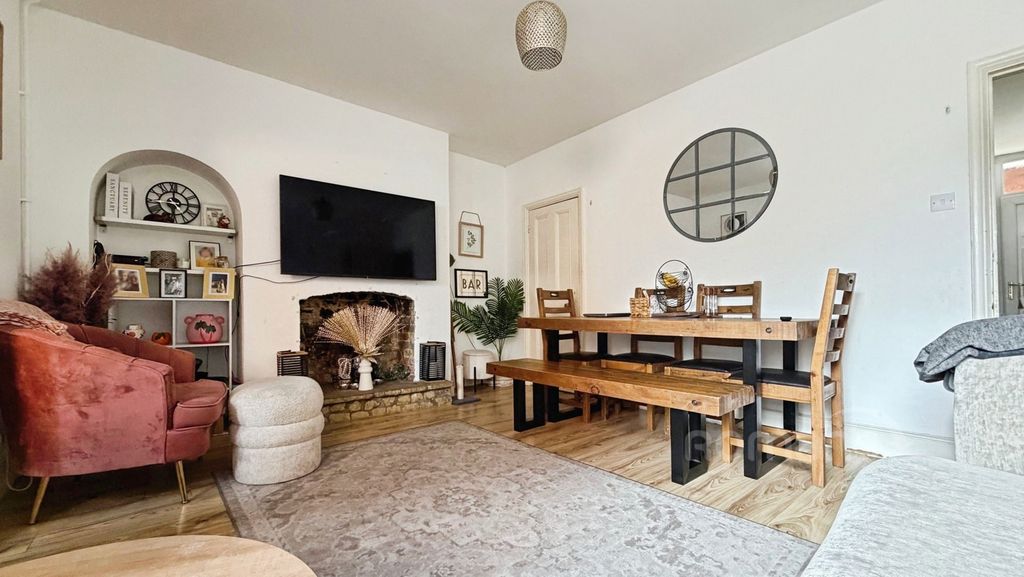 Property photo 3 of 20 Pbox-Img.Jpg