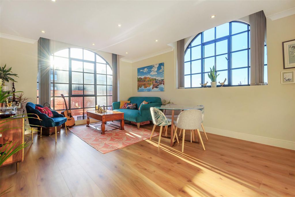 Property photo 3 of 8 Living Room/Kitchen