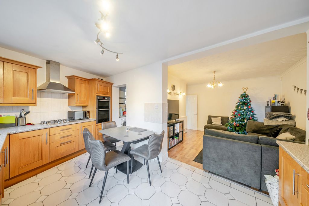 Property photo 2 of 21 1383650-12-693d4B...