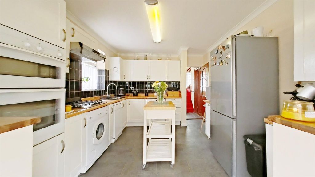 Property photo 2 of 20 Kitchen.Jpg